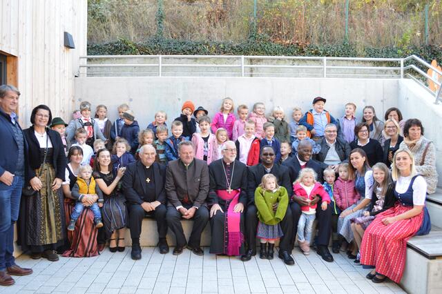 Gunter Marwieser, Marika Lagger-Pöllinger, Leitung KiGa Sarah Plößnig, Dekan Johannes Pichler, BGM Johann Thaler, Bischof Josef Marketz, Bartholomäus Obidigbo, PGR Obmann Elmar Hecke, Daniela Lerchbaumer (Abt. 6 Land Kärnten), Elisabeth Mattitsch (Caritas)  | Foto: Janine Maier (Marktgemeinde Winklern)