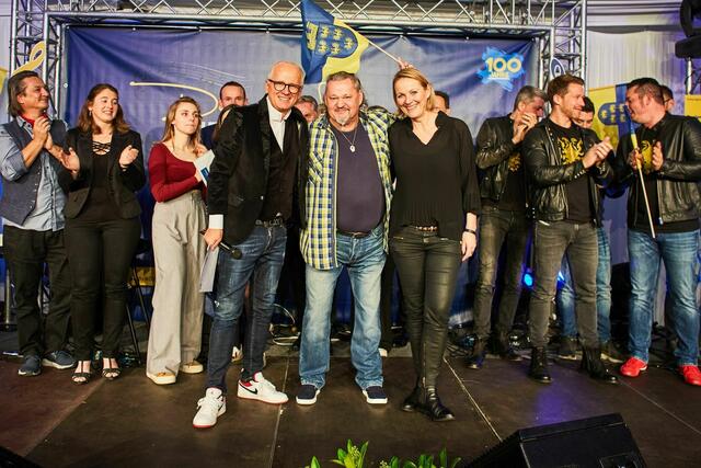 Bildtext: Marty PI, im Bild mit Moderator Andy Marek (l.) und Jury-Mitglied Anita Horn (r.), landete auf Platz 4 des Liedermacher:innen-Bewerbs „Dein Lied für Niederösterreich“. | Foto: Franz Gleiß