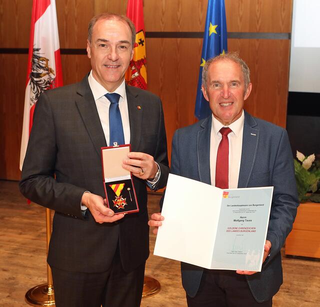 Bgm. a.D. Wolfgang Tauss bekam das Goldene Ehrenzeichen des Landes verliehen. | Foto: Landesmedienservice