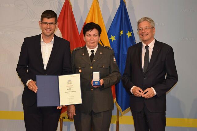 Der Kärntner Lorbeer für ehrenamtliche Tätigkeit in Bronze wurde an Maria Rauscher verliehen. | Foto: Rotes Kreuz Kärnten