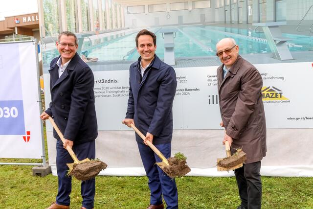 Von links nach rechts: Bezirksvorsteher Georg Papai (SPÖ), Vizebürgermeister und zuständiger Stadtrat für Wiener Bäder Christoph Wiederkehr (NEOS) und der Abteilungsleiter der MA 44, Hubert Teubenbacher. | Foto: PID – Christian Fürthner