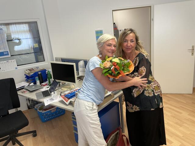 Trotz Hektik beim Redaktionsschluss, Zeit für Blümchen muss es immer geben. Barbara Szivatz (r.) bedankt sich bei Doris Simhofer für viereinhalb Jahre beste Redaktionsarbeit. | Foto: Zezula