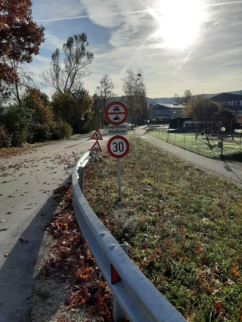 Das Fahrverbot steht an der Einfahrt von der Bundesstraße in die Schulstraße - im Hintergrund Mittel- und Volksschule. | Foto: privat