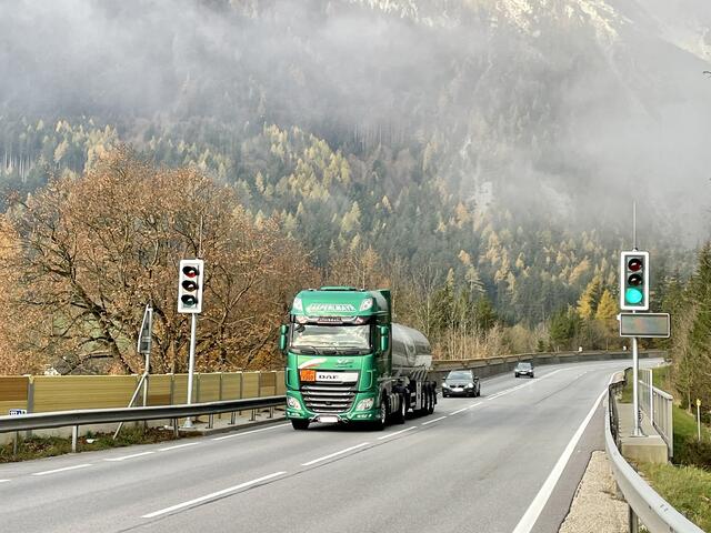 Mehr Sicherheit: Die neue Ampel mit der zusätzlichen Infotafel befindet sich rund 600 Meter vor dem Tunnelportal. | Foto: Sabine Lienbacher