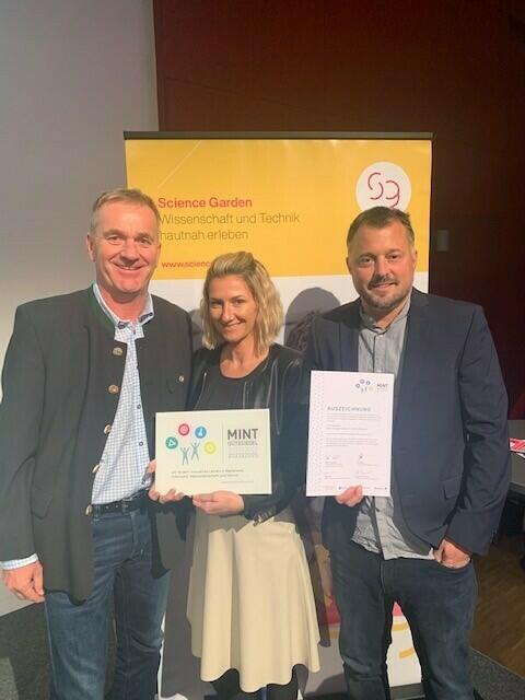 Direktor Albert Walter, Kerstin Maurer und Bernd Schaunitzer haben die Auszeichnung entgegen genommen. | Foto: PTS Gleisdorf
