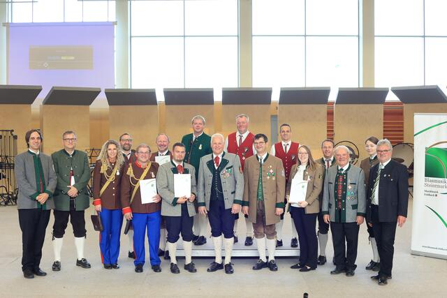 Die Urkundenverleihung mit Bezirksobmann Franz Monschein (r.) und Kommissionsvorsitzendem Landeskapellmeister-Stellvertreter Franz Fuchs (4.v.l.) fand in Fehring statt. | Foto: Julia Fellner