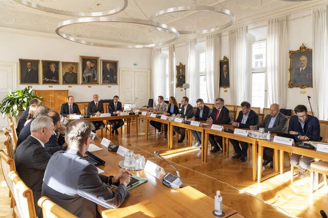 Im Rahmen des Tiroler Teuerungsrates, der sich heute Mittag im Landhaus in Innsbruck konstituierte, waren neben den Tiroler Sozialpartnern auch Mitglieder der Tiroler Landesregierung sowie Vertreter aus dem Amt der Tiroler Landesregierung und dem Netzwerk Tirol hilft anwesend. | Foto: © Land Tirol/Die Fotografen