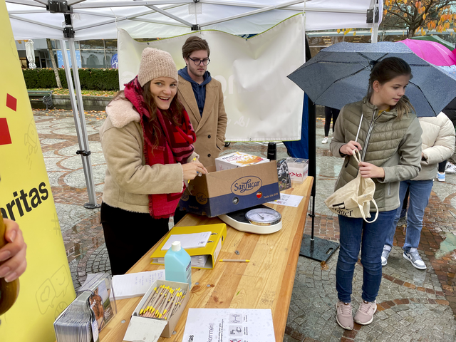 Die gespendeten Lebensmittel werden abgewogen. | Foto: MeinBezirk.at