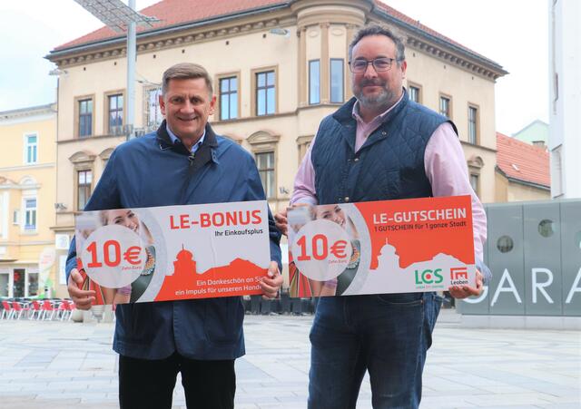 Bürgermeister Kurt Wallner (li.) und Citymanager Edgar Schnedl freuen sich, die Leobener Bevölkerung mit LE Bonus-Gutscheinen unterstützen zu können. | Foto: leopress