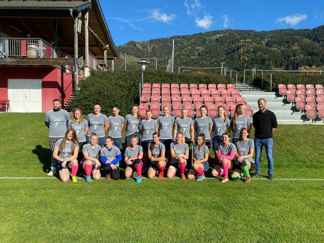 Das Damenteam des SV Eitweg mit Trainer Michael Maier und Sponsor Kevin Kienzer.