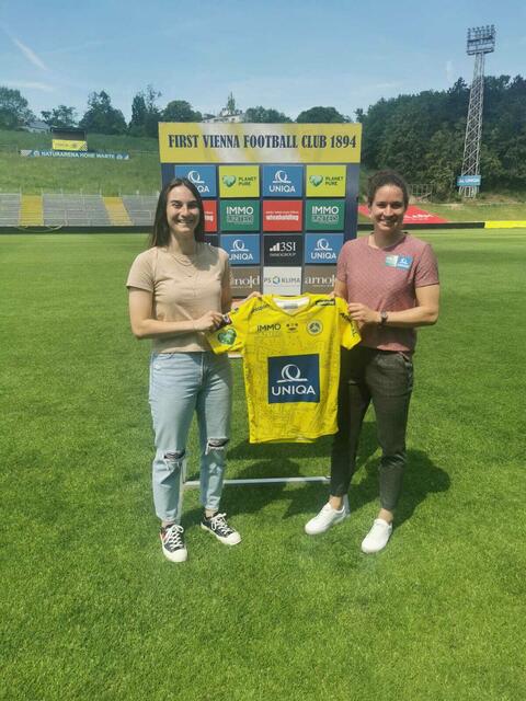 Linda Mittermair bei ihrer Vienna-Verpflichtung im Sommer.  | Foto: First Vienna FC 1894