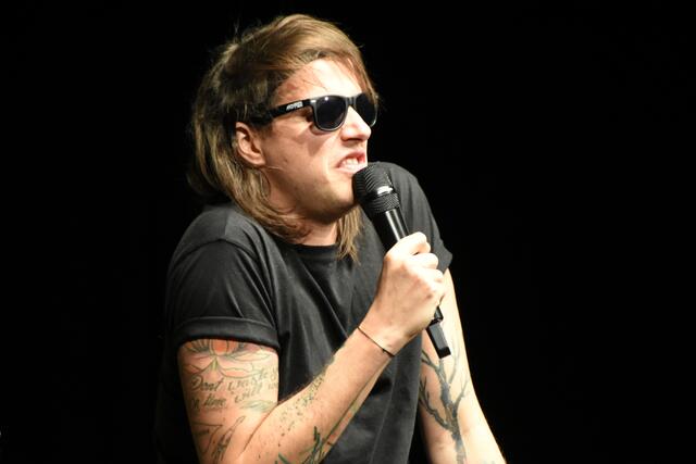 Marco Pogo, Rockmusiker, Mediziner, Politiker und jetzt auch als Kabarettist auf der Bühne. | Foto: RegionalMedien Steiermark/Hofmüller