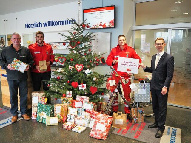 Harald Hager (Ehrenamtlicher Verantwortlicher der Tafel Langenlois), Martin Mauss, Bezirksstellen GF Gerhard Schurischuster, VDir. Martin Müllauer  | Foto: Sparkasse Langenlois