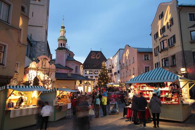 Die schmucken Häuserfassaden am Oberen Stadtplatz erstrahlen beim Christkindlmarkt in Hall in Tirol als überdimensionaler Adventkalender. | Foto: Gerhard Flatscher