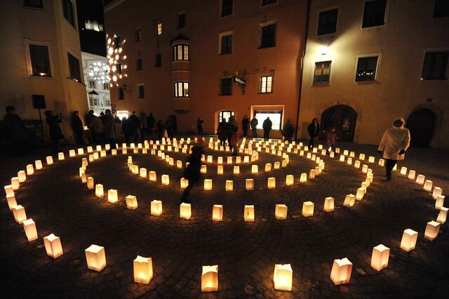 Beim Rattenberger Advent tauchen natürliche Lichter die Stadt in schlichtes Gold.

 | Foto: Alpbachtal Tourismus/Gabriele Grießenböck