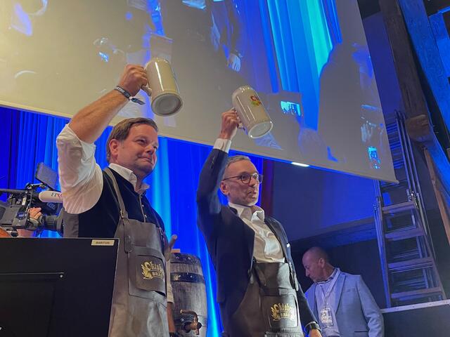 Nach erfolgtem Bieranstich: Der Tiroler FP-Chef Markus Abwerzger (l.) und Bundesparteiobmann Herbert Kickl (r.) | Foto: Manuel Matt