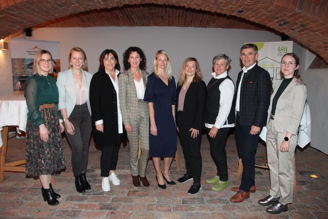 Frauen schauen nach vorne: Referentin Lisa Mittischek (4.v.r.), Regionsvorsitzender LAbg. Franz Fartek sowie die beiden Initiatoren Tamara Schiober (l.) und Bianca Lamprecht (r.) mit Vorbildern. | Foto: RegionalMedien