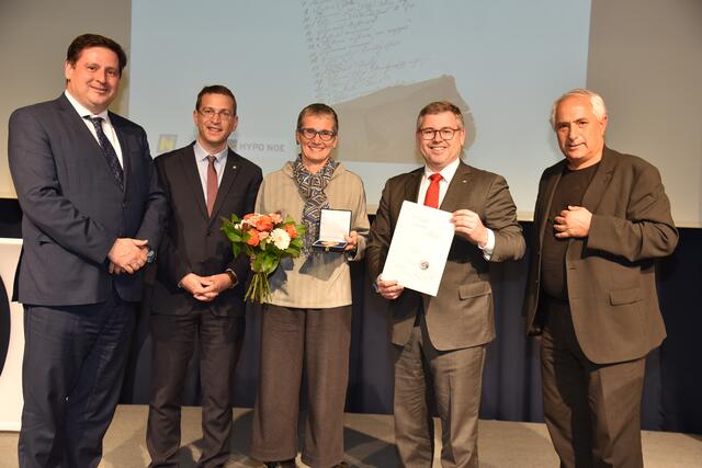 Bürgermeister Stefan Szirucsek, Roman Zehetmayer (Abteilungsleiter NÖ Landesarchiv und NÖ Landesbibliothek), Ulrike Scholda, LR Ludwig Schleritzko sowie StR Hans Hornyik. | Foto: 2022psb/sap