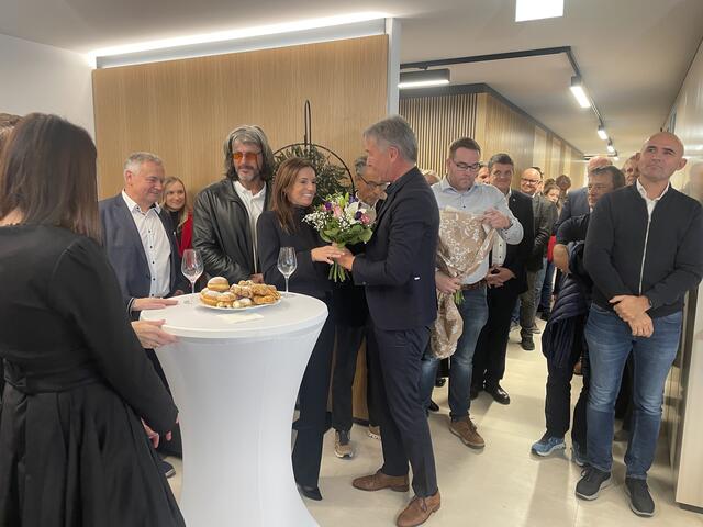 Bürgermeister Johann Winkelmaier überreichtProkuristin Sigrid Kleinschuster einen Blumenstrauß. | Foto: RegionalMedien