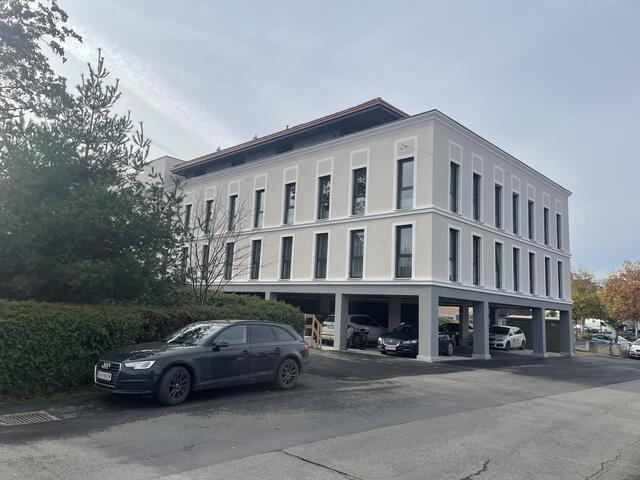 Im Gebäudekomplex in der Ungarnstraße von Fehring befinden sich die Steuerberatungskanzlei Tricom und 15 Wohnungen. | Foto: RegionalMedien