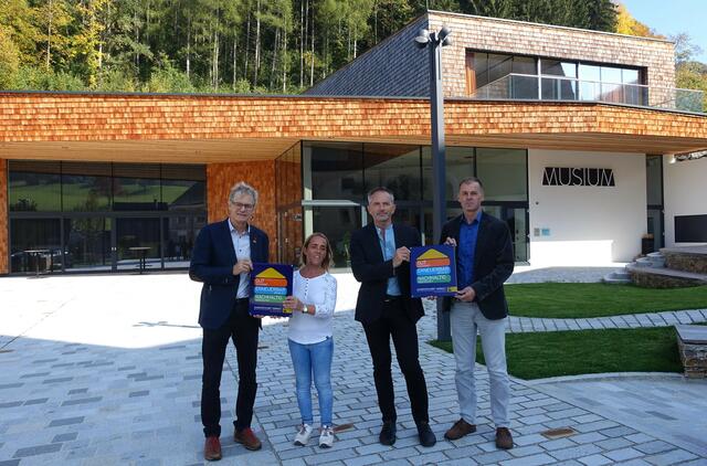 !Ausgezeichnet gebaut in NÖ": Ignaz Röster (Regionsleiter eNu Mostviertel), Kindergartenleiterin Gertrude Zellhofer, Bürgermeister Franz Faschingleitner und sein Stellvertreter Christian Vogelauer vor dem Musium in Reinsberg | Foto: Gemeinde Reinsberg