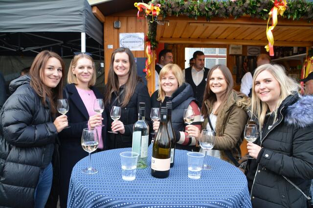 Diese Damenrunde genoss den Aufenthalt am Martinikirtag mit ein paar Gläschen Wein.  | Foto: Barbara Diewald