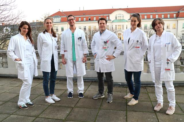 Vom Fußteam des Ordensspitals unter Leitung von Oberarzt Clemens Mansfield (3.v.l.) werden etwa moderne minimalinvasive Techniken in der Fußchirurgie, Möglichkeiten der Endoprothetik am Fuß und Sprunggelenk und aktuelle Forschungsprojekte vorgestellt. | Foto: OSS