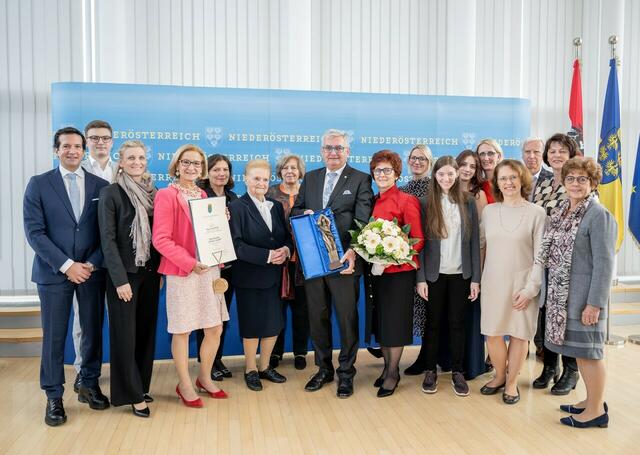 Landeshauptfrau Johanna Mikl-Leitner und der Jubilar Alfred Riedl im Kreise seiner Familie mit der Ehrenstatuette des Landes NÖ „Heiliger Leopold“. | Foto: NLK Pfeffer