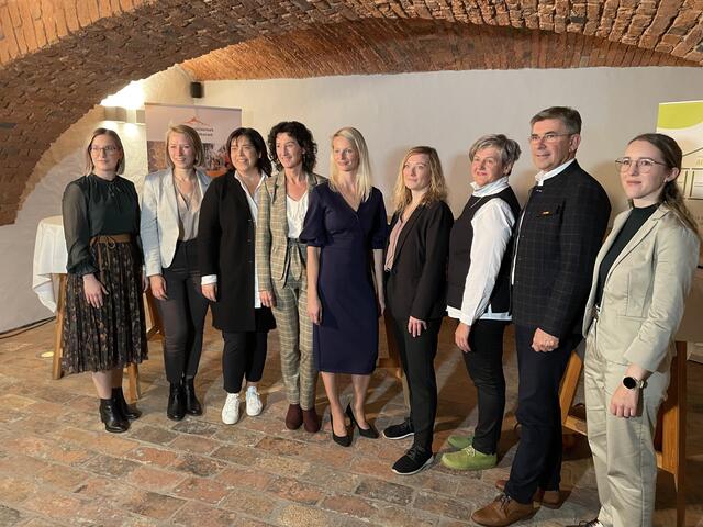 Frauen schauen nach vorne: Referentin Lisa Mittischek (4.v.r.), Regionsvorsitzender LAbg. Franz Fartek sowie die beiden Initiatoren Tamara Schiober (l.) und Bianca Lamprecht (r.) mit Vorbildern. | Foto: RegionalMedien