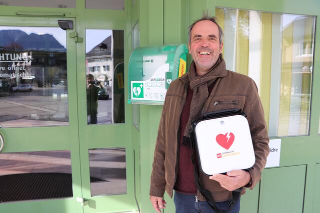 Bad Goiserns Bürgermeister Leopold Schilcher mit dem neuen Defibrillator. | Foto: Besendorfer Chr.