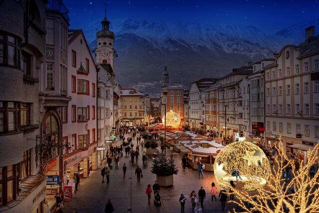 Im Rahmen der Bergweihnacht laden sechs Christkindlmärkte in Innsbruck zum Verweilen und Genießen ein. | Foto: MK Illumination