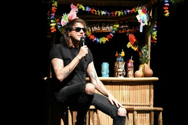 An seiner "Tiki Bar" erzählte Marco Pogo Geschichten, die in seinem Leben schon geschehen sind. | Foto: RegionalMedien Steiermark/Hofmüller