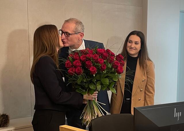 Manfred Kleinschuster herzte seine Frau Sigrid für deren Unterstützung in der Bauphase. | Foto: RegionalMedien