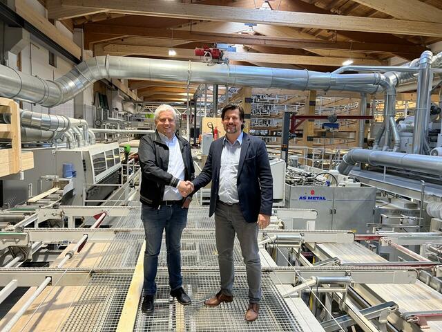 Christoph Kulterer (CEO &amp; Eigentümer HASSLACHER Gruppe) und Gerhard Göritzer (Geschäftsführer MASS Timber GmbH, der HASSLACHER Gruppe und Geschäftsführer der Gemson GmbH) freuen sich über den Zusammenschluss beider Unternehmen. | Foto: Hasslacher Gruppe