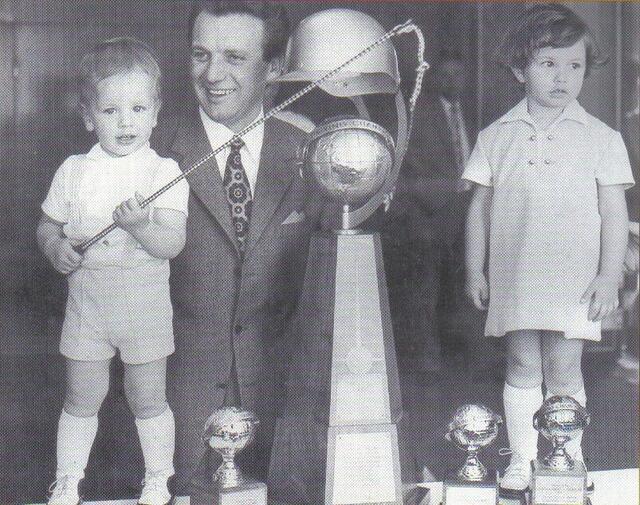 Adi Übleis nach seiner Heimkehr von der WM 1971 mit WM-Siegerpokal mit seinen beiden Kindern Christian und Claudia. | Foto: BTV/Archiv
