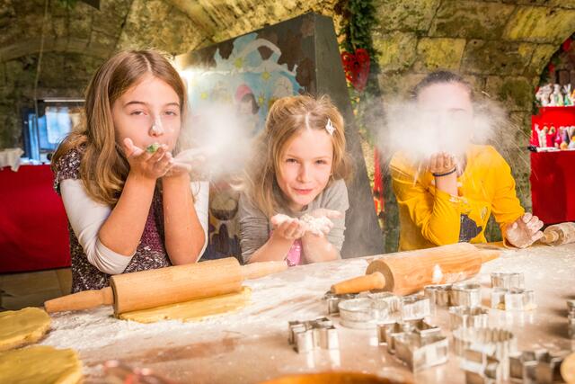 Die acht Christkindlmärkte von "Advent in Tirol" bieten stimmungsvolle Rahmenprogramme wie z.B. eine "Weihnachtsbackstube" auf der Festung Kufstein. | Foto: Nikolaus Faistauer Photography