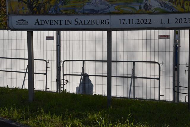 Bei der Direktion des Bundesamts für Fremdenwesen und Asyl an der Grenze zu Freilassing wurden Zäune aufgestellt.