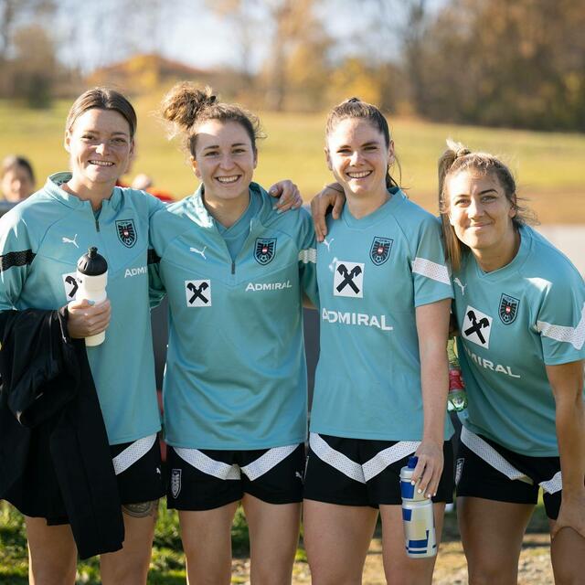 Die Spielerinnen Verena Hanshaw, Barbara Dunst, Sarah Zadrazil und Marina Georgieva freuen sich schon aufs Match in Italien. | Foto: Das Frauen-Nationalteam