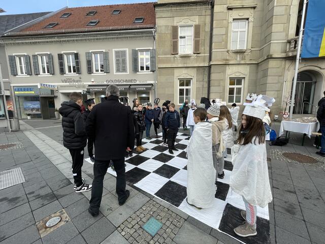 Die Leibnitzerinnen und Leibnitzer nehmen an der Schachpartie teil. | Foto: Reiterer