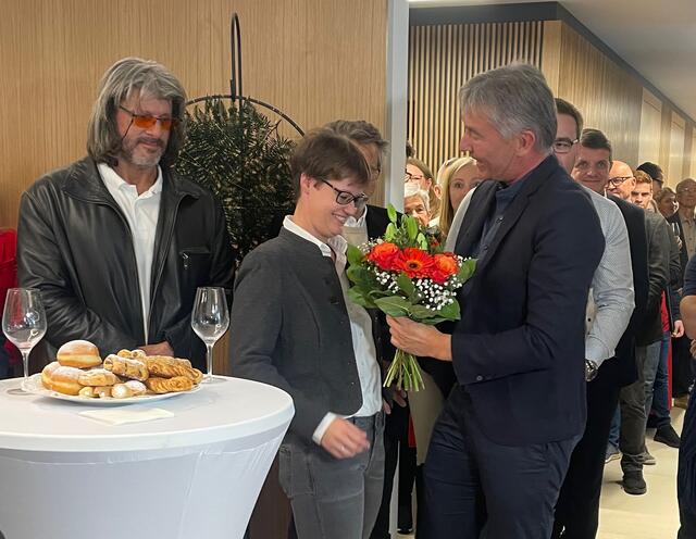 Einen Blumenstrauß für Prokuristin Maria Fleischhacker gab's von Bürgermeister Johann Winkelmaier. | Foto: RegionalMedien
