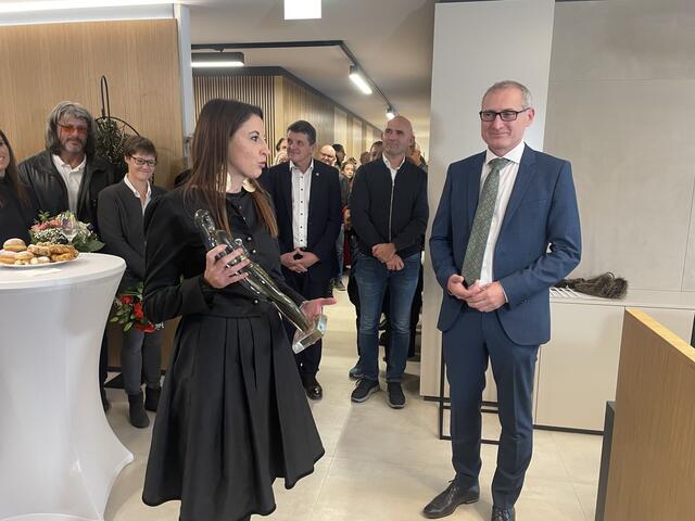 SGK-Vorstand Petra Neuherz übergibt eine Marienstatue an Tricom-Geschäftsführer Manfred Kleinschuster. | Foto: RegionalMedien