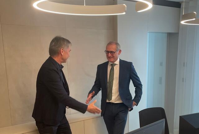 Bürgermeister Johann WInkelmaier beglückwünschte Manfred Kleinschuster (v.l.).. | Foto: RegionalMedien