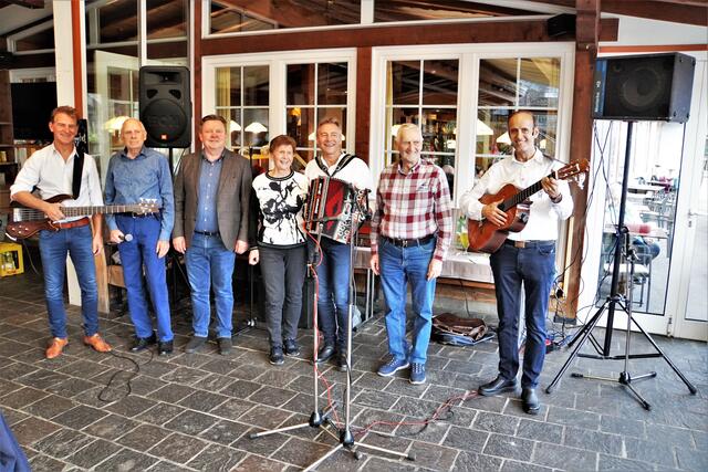 Vizebürgermeister Romed Giner, Hans Tanzer (LHSTv. A.D. und Altbürgermeister von Rum) und Bürgermeister Josef Karbon (v.l.n.r.) gemeinsam mit den MusikantInnen. | Foto: privat