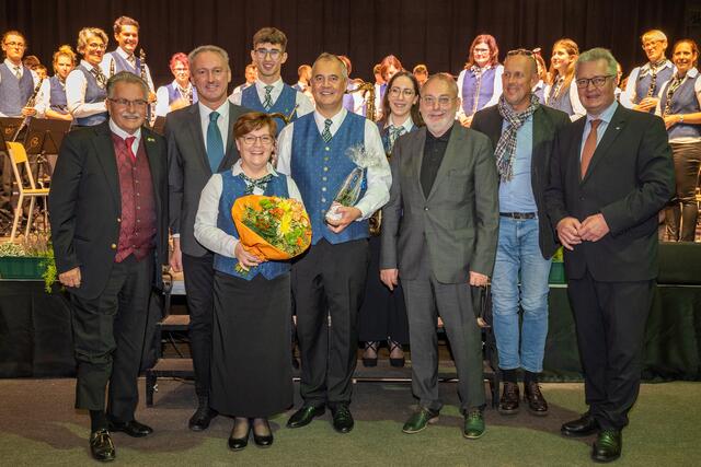 Franz Gartner, Christoph Prinz, Hertha Saminger (Obfrau), Jacob Sauer (Flügelhorn), Christian Sauer, Mojca Pecman (Saxophon), Stephan Holpfer, Rainer Gottas, Christoph Kainz. | Foto: Johann Ployer