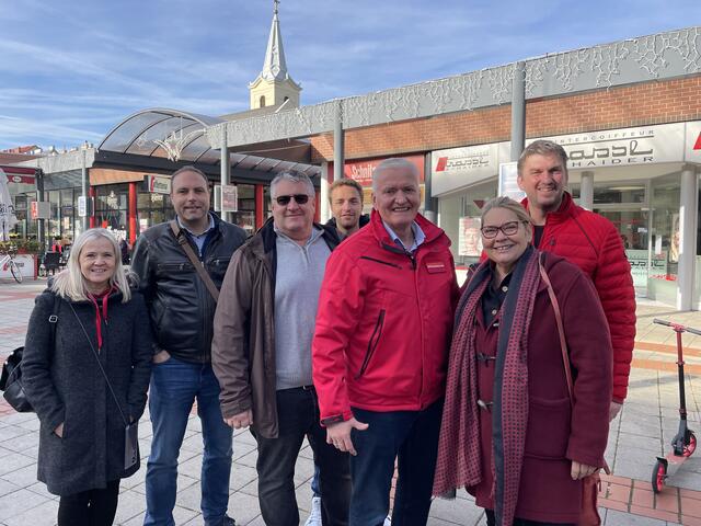 Franz Schnabl tourt durch den Bezirk. Vor kurzem machte er halt in Schwechat. | Foto: Alexander Paulus
