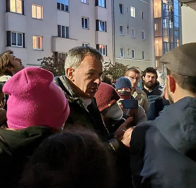 Bgm. Willi und LHStv. Dornauer führten mit den Hausbesetzern Gespräche. | Foto: Bex