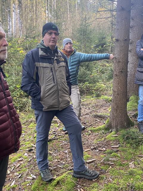 Andreas Steinegger, Kammerobmann der Landwirtschaftskammer Leoben, bewirtschaftet mit seiner Familie selbst 34 Hektar Wald und hatte allerlei Interessantes aus Theorie und Praxis zu berichten. Im Hintergrund: Bergführer Andi Puswald, der am Präbichl ganzjährig eine Berg- und Skischule sowie einen Kletterpark betreibt.  | Foto: Laura Jung
