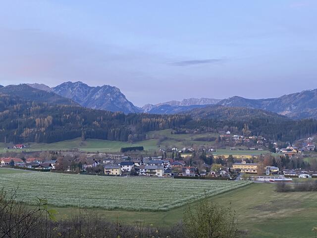 Der Blick auf Gimplach in der Abenddämmerung.  | Foto: Laura Jung