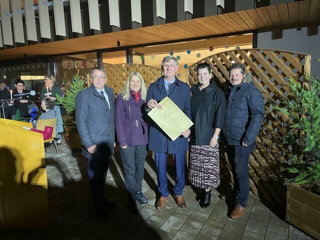 Engelbert Köppel mit der Ehrenbürgerurkunde zusammen mit Johannes Schmid, Elisabeth Grossmann, Marietta Köppel und Udo Hebesberger | Foto: Almer
