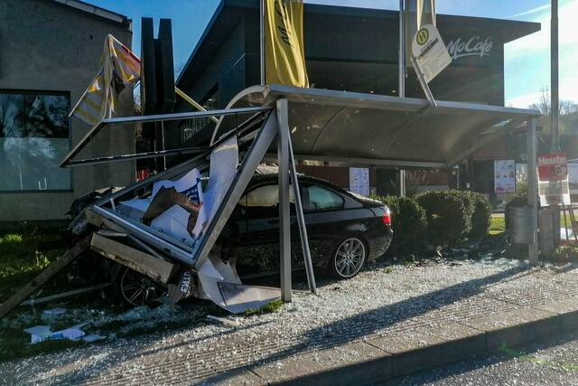 In Steyr prallte ein alkoholisierter Autofahrer in eine Bushaltestelle. | Foto: Fotokerschi